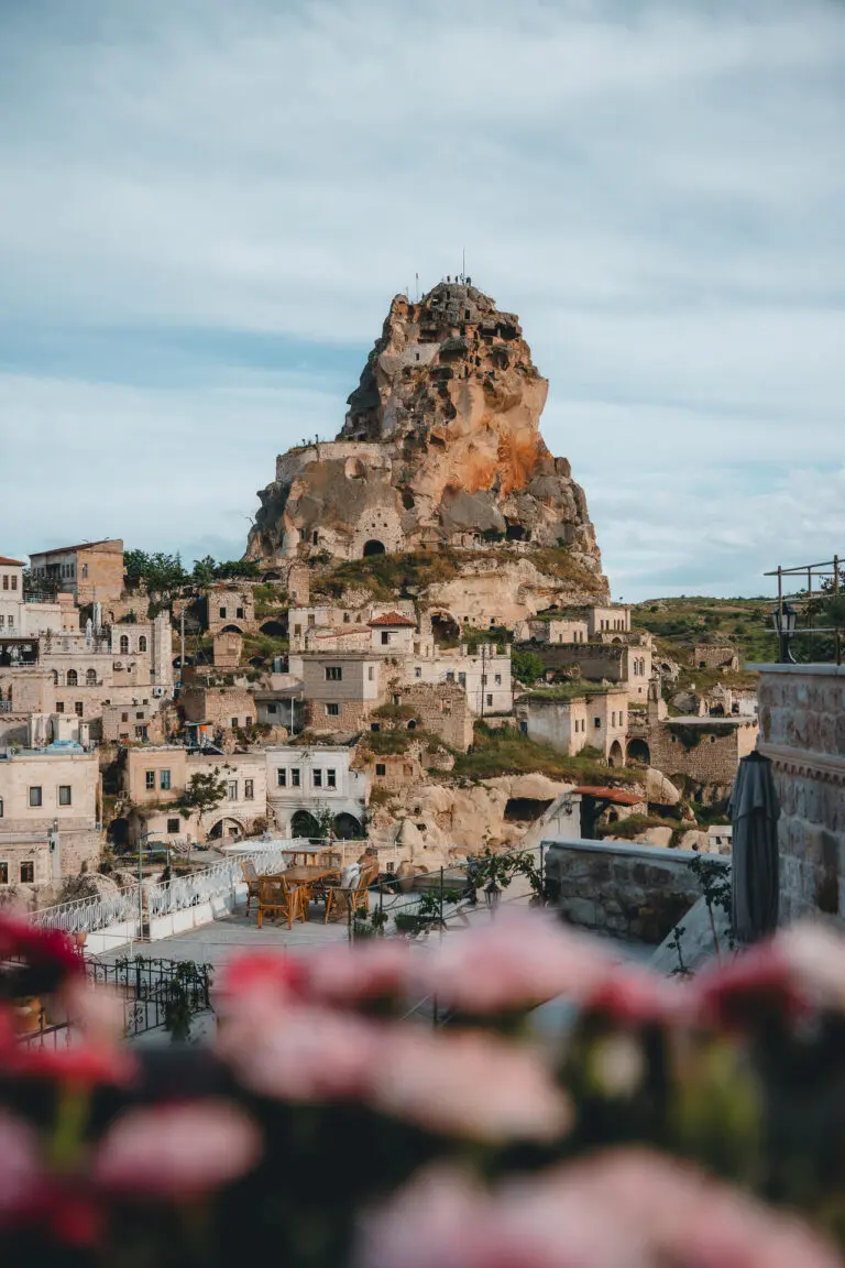 Chateau dans la roche à ortahisar en cappadoce sur le Cappadocia trail